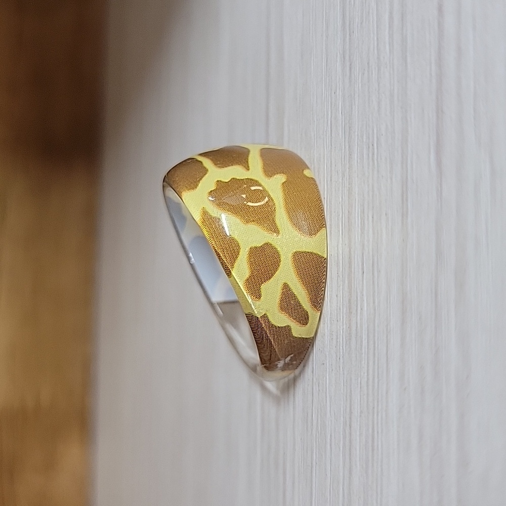 GIRAFFE PRINT ACRYLIC RING - Picture 4 of 6